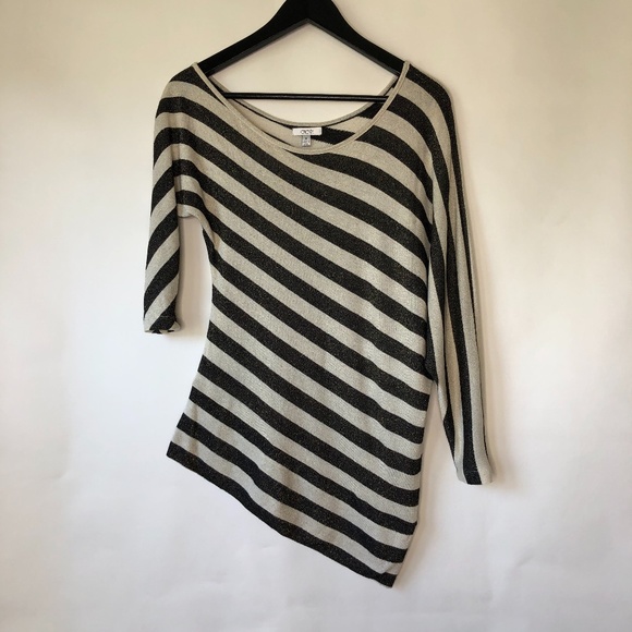 Asymmetrical black & white striped sweater - Picture 1 of 7